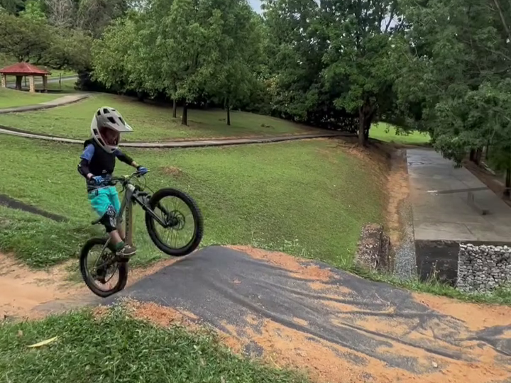 How to stand on the slope with your mountain bike?